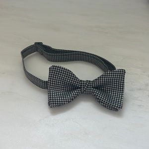 Clip on houndstooth bow tie